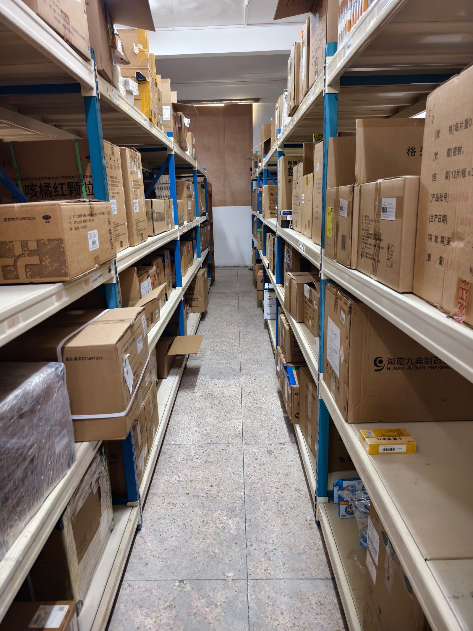药品仓库另一侧货架通道实景